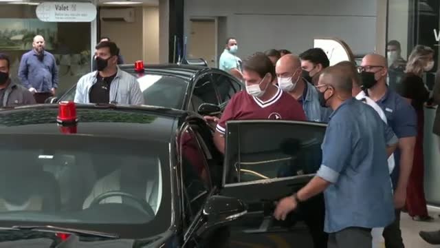 El presidente de Brasil Jair Bolsonaro recibe el alta hospitalaria