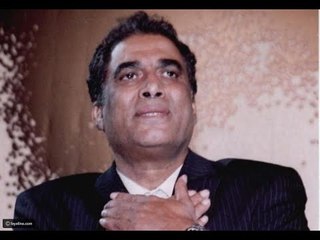 مقتنيات أحمد زكي بمكتبه قبل نقلها.. منها ملابس السادات والبيه البواب