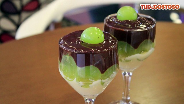 Bombom de uva na travessa