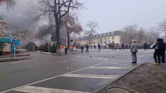 Son dakika haberleri! Kazakistan'da hükümet protestolar nedeniyle istifa etti - Gösteriler sürüyor (2)