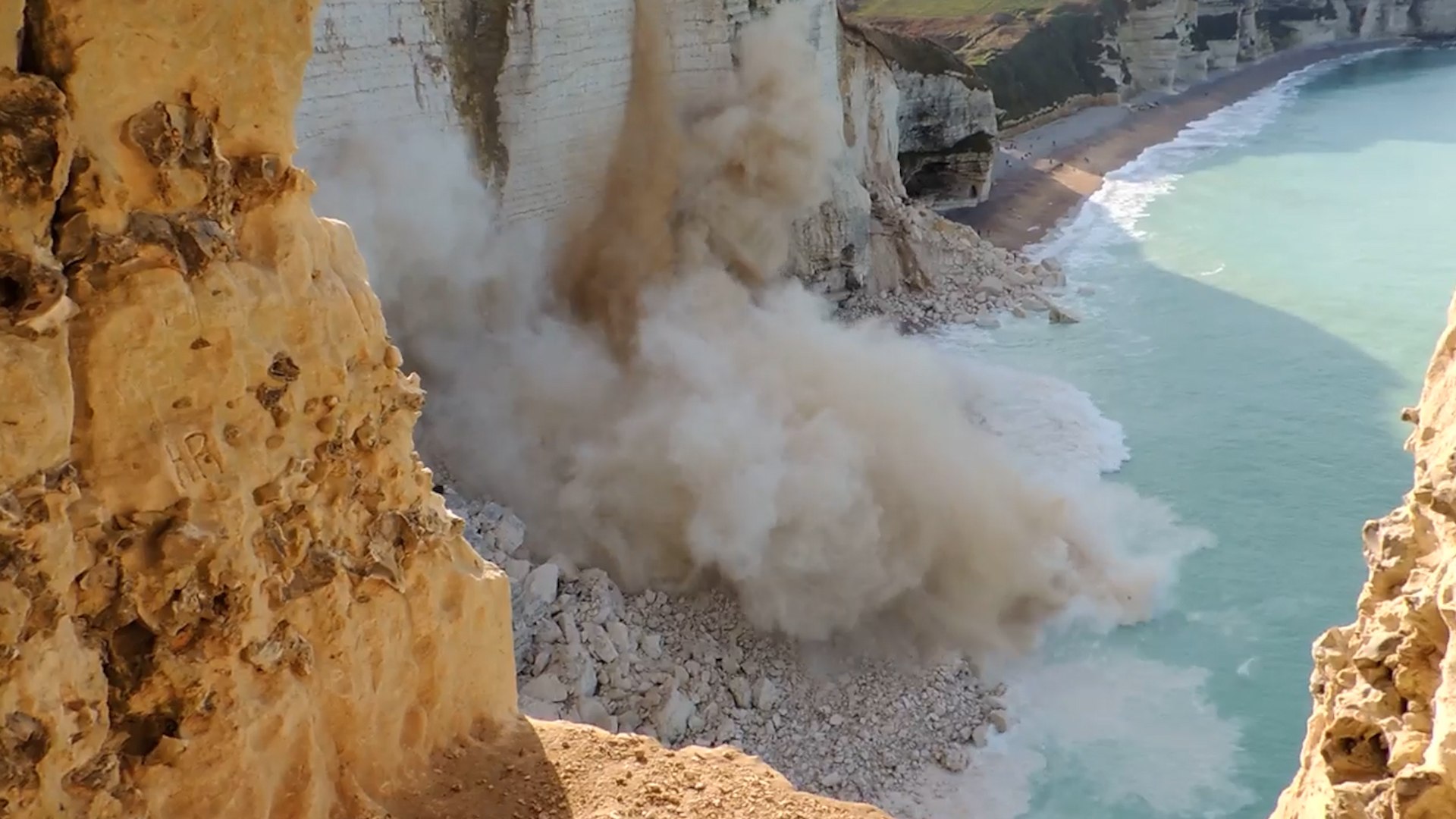 Un boulement de falaise impressionnant pr s d Etretat le deuxi me en moins d un mois