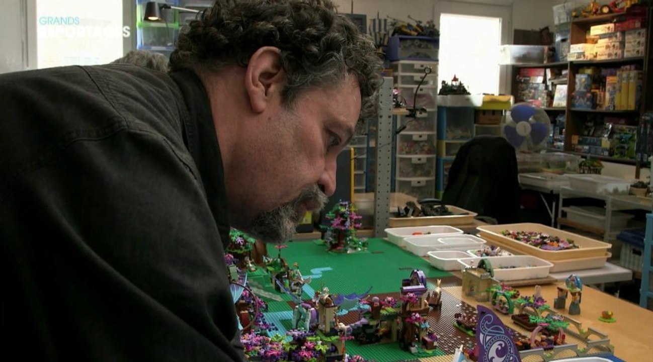 Insolite. Grands reportages (TF1) suit des adultes qui jouent aux Lego et à la poupée