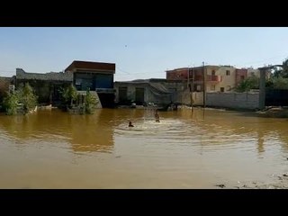 أطفال يسبحون في مياه الأمطار بالطريق العام ببني سويف