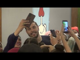 زحام من معجبي أحمد حسن وزينب في افتتاح مطعمهما.. والأمن يفض التجمعات