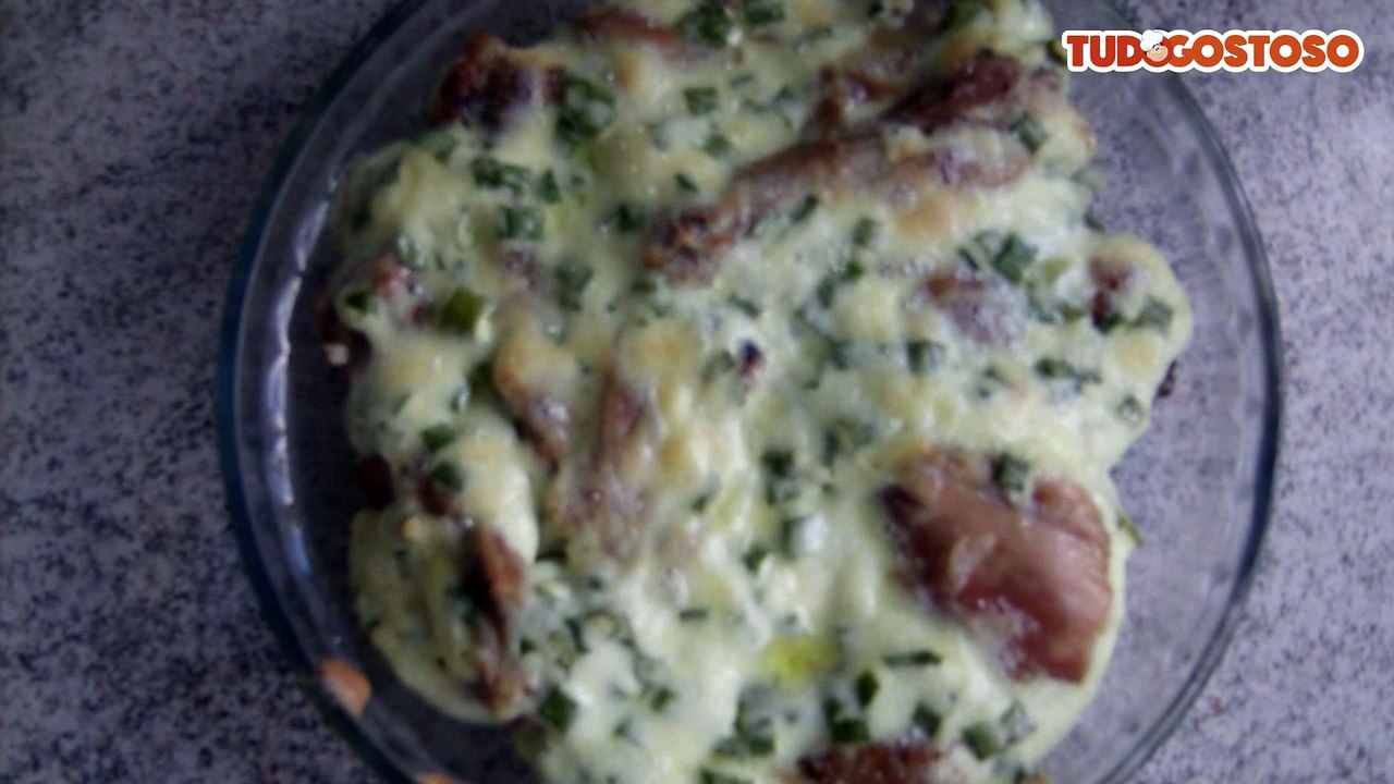 Coxa e sobrecoxa assada com molho de maionese