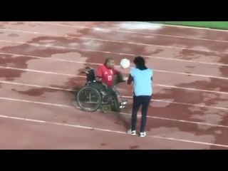 مشجع من أصحاب الهمم يستعرض مهارته بالكرة أثناء مباراة الأهلي والطلائع