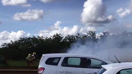 Carro pega fogo na via Estrutural em pleno horário de pico