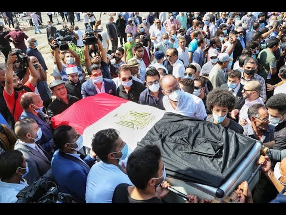 جنازة محمود ياسين | شهيرة تفقد الوعي وانهيار رانيا وحضور كبير لنجوم الفن