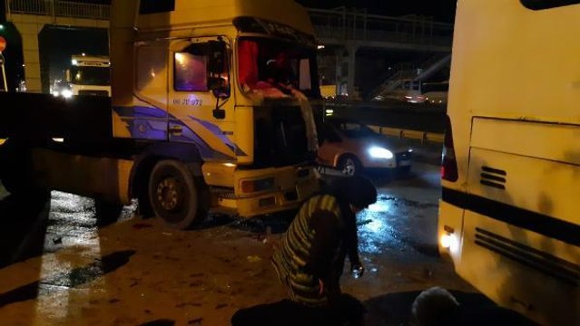 Kazada ön camdan fırlayan kadın eşinin kullandığı TIR'ın altında kalarak yaralandı