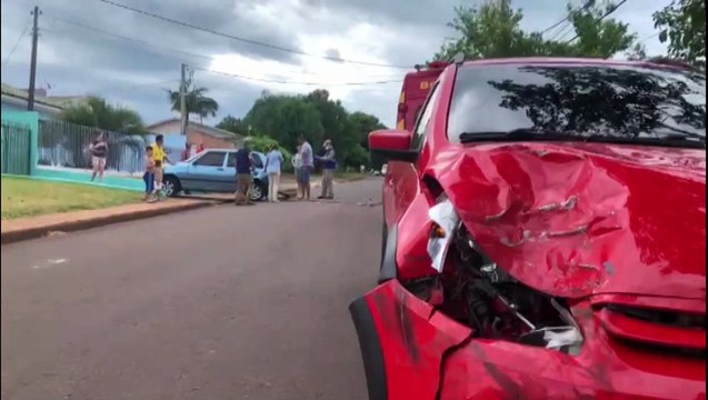 Mulher fica ferida em colisão entre carros no Santa Cruz