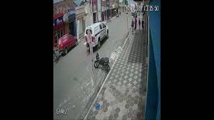 Handcuffed Inmate Escapes from Moving Police Car