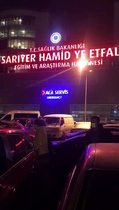 Hastane önlerinde PCR testi kuyrukları uzuyor