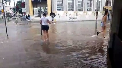 Temporal alaga ruas na região central de Joinville