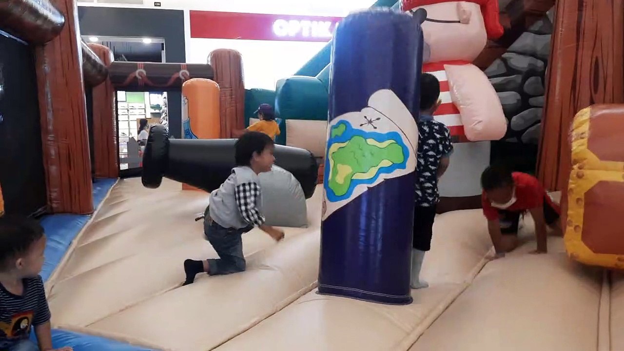 main di balon raksasa