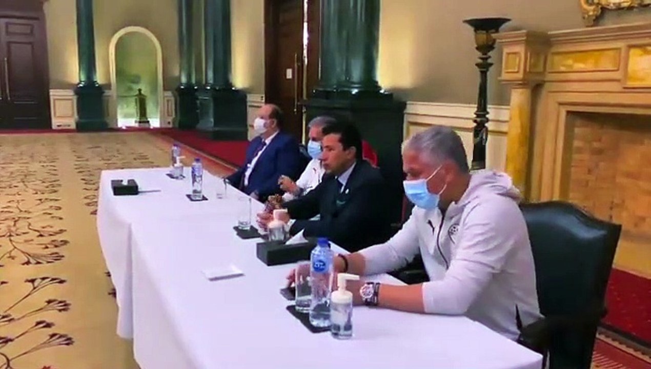 قبل سفرهم للكاميرون.. وزير الشباب يلتقي لاعبى م...