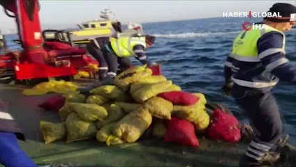 İstanbul'da kaçak avlanan 5 ton midye denize bırakıldı