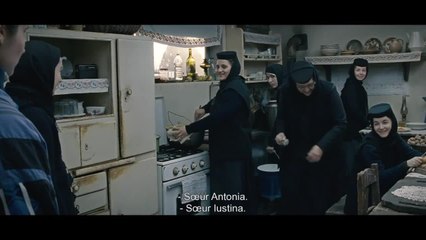 Au-delà des collines