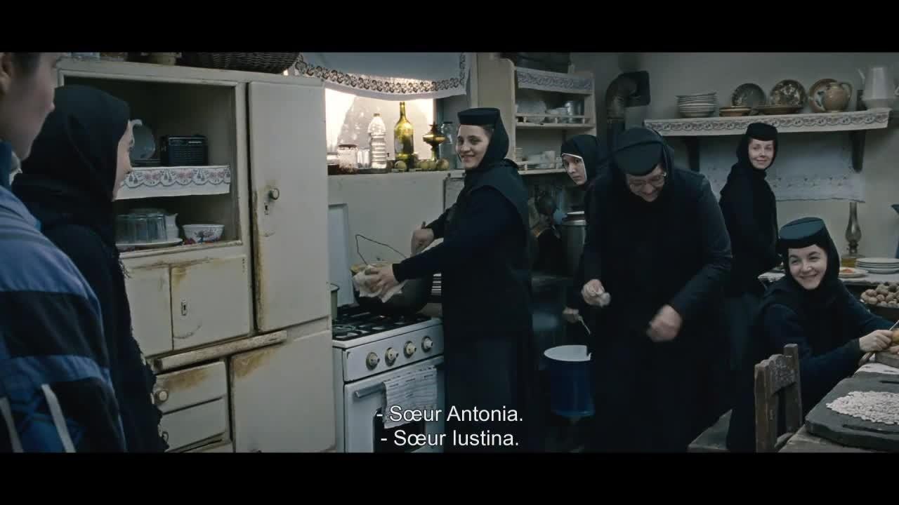 Au-delà des collines