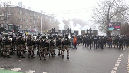 카자흐, 연료가 폭등 항의시위 격화...진압대원 8명 사망 / YTN