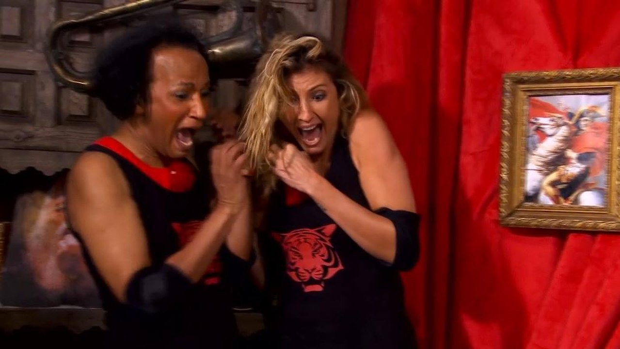 Caroline Ithurbide et Vincent McDoom chantent la tête au milieu des mouches dans Fort Boyard