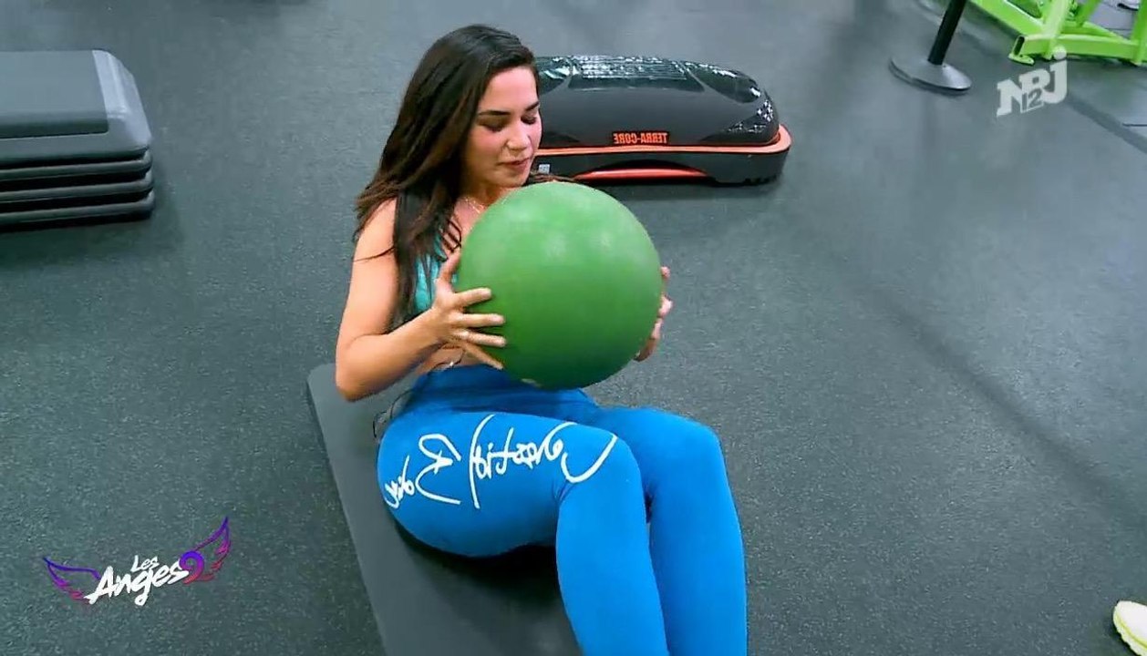 A peine arrivé, Julien Bert drague (lourdement) Milla Jasmine... et ça fonctionne !