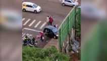 Vídeo: Vítimas são retiradas do carro após forte colisão entre Gol e C3; uma mulher passou mal após o acidente