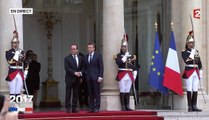 Emmanuel Macron accueilli par François Hollande sur le perron de l'Elysée pour la passation de pouvoir