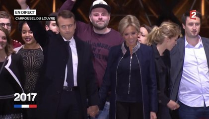 Emmanuel Macron entonne La Marseillaise avec Brigitte, sa famille et un mystérieux homme à la casquette