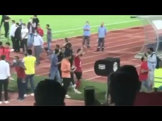 تحية أحمد فتحي لجماهير الأهلي في مباراة الوداع