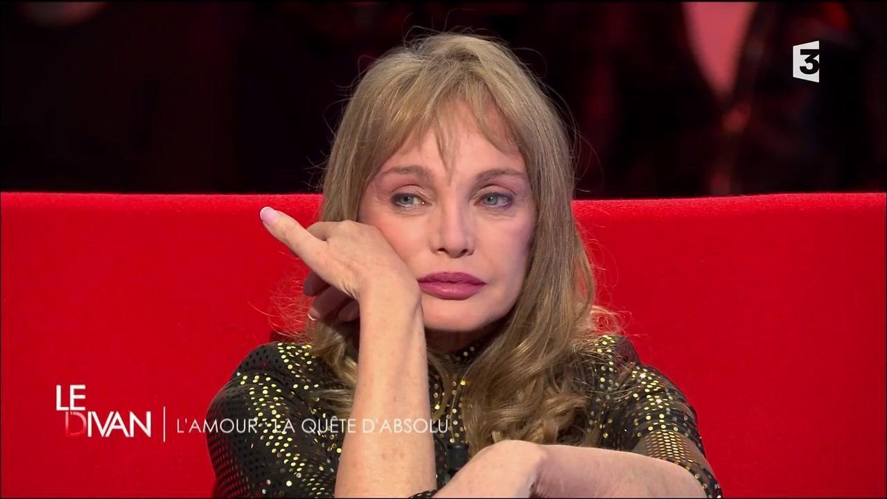 Arielle Dombasle trés émue en revoyant les images de son mariage avec BHL