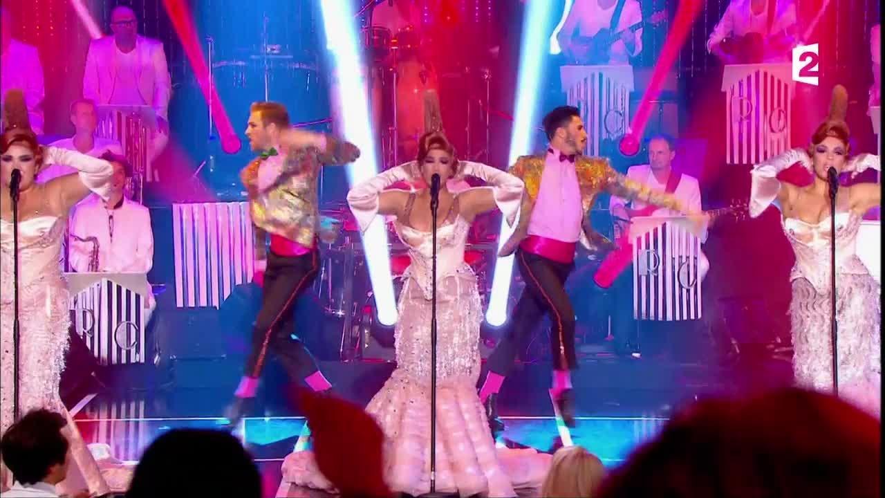 La troupe de Priscilla, folle du désert aux Années Bonheur sur France 2