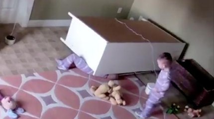 À 2 ans, il sauve son frère jumeau coincé sous une armoire
