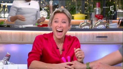 Arnaud Ducret offre un cadeau osé à Anne-Sophie Lapix dans C à vous