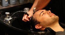 À cause de son coiffeur, il fait un AVC et finit handicapé