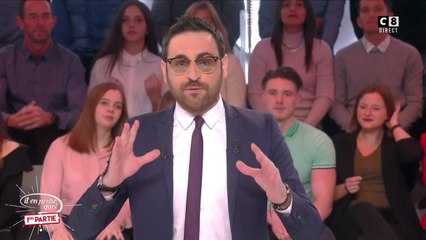 Pourquoi Camille Combal porte-t-il des lunettes ?