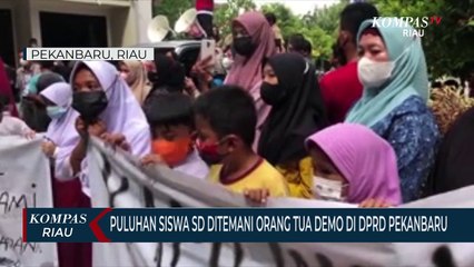 Puluhan Siswa SD Ditemani Orang Tua Demo Di DPRD Pekanbaru
