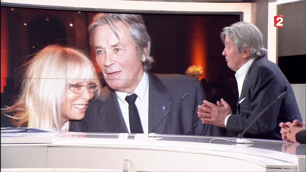 Rassuré, Alain Delon se confie sur la santé de Mireille Darc : "son coeur s'est arrêté 26 secondes"