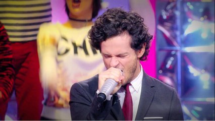 Michaël Gregorio imite Johnny Hallyday dans N'oubliez pas les paroles aux côtés d'Isabelle Ithurburu