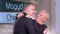 Pause bisous et câlins dans Thé ou café entre Magyd Cherfi et ses sœurs venues le rejoindre sur le plateau