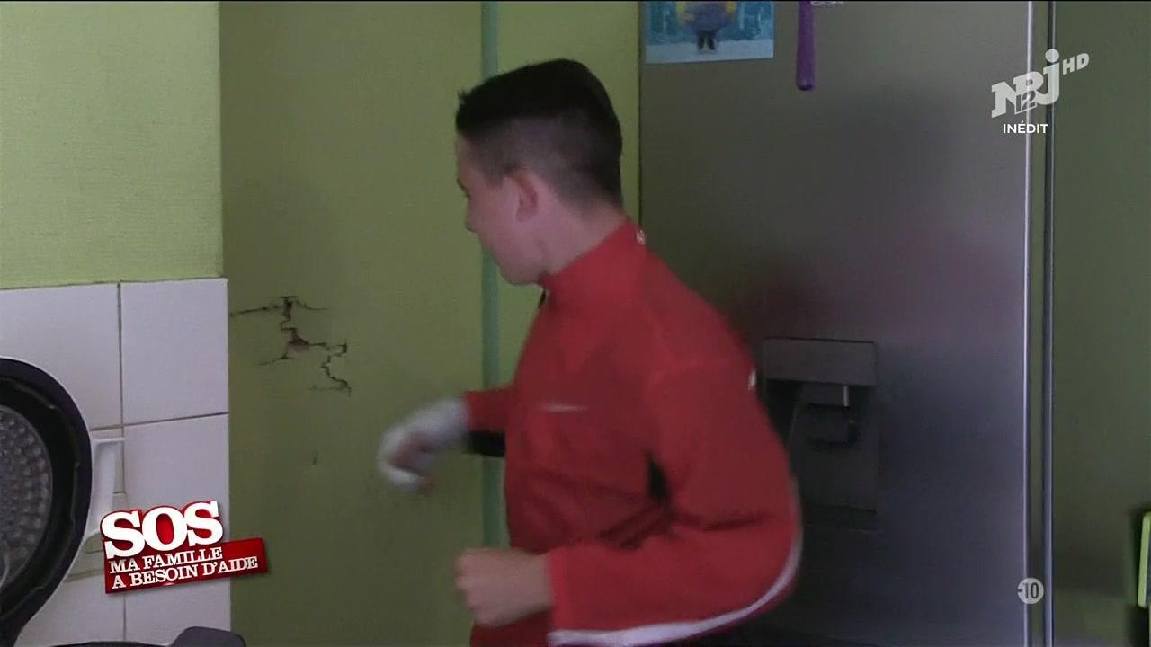 SOS ma famille a besoin d'aide : un ado explose un mur avec ses poings...et sa tête !