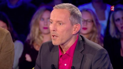 Pour l'un des auteurs du livre sur François Hollande « dès qu'il touche un truc, ça se transforme en emmerde »