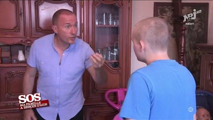 Cours de français sous haute tension entre Pascal le grand frère et un ado