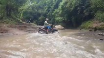 Tak Ada Jembatan Penghubung, Warga 2 Kabupaten Nekat Sebrangi Sungai