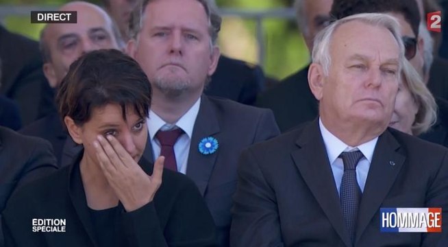 Najat Vallaud-Belkacem essuie une larme durant l'hommage de Julien Clerc aux victimes de l'attentat de Nice