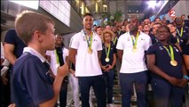 Un petit garçon affronte Teddy Riner
