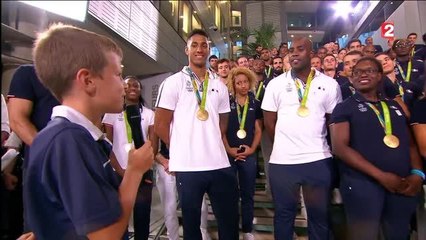 Un petit garçon affronte Teddy Riner