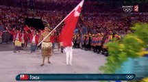 JO 2016 : ultra huilé et musclé, le porte-drapeau des îles Tonga fait un passage remarqué à la cérémonie d'ouverture