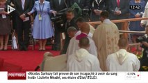 Le pape chute en pleine messe