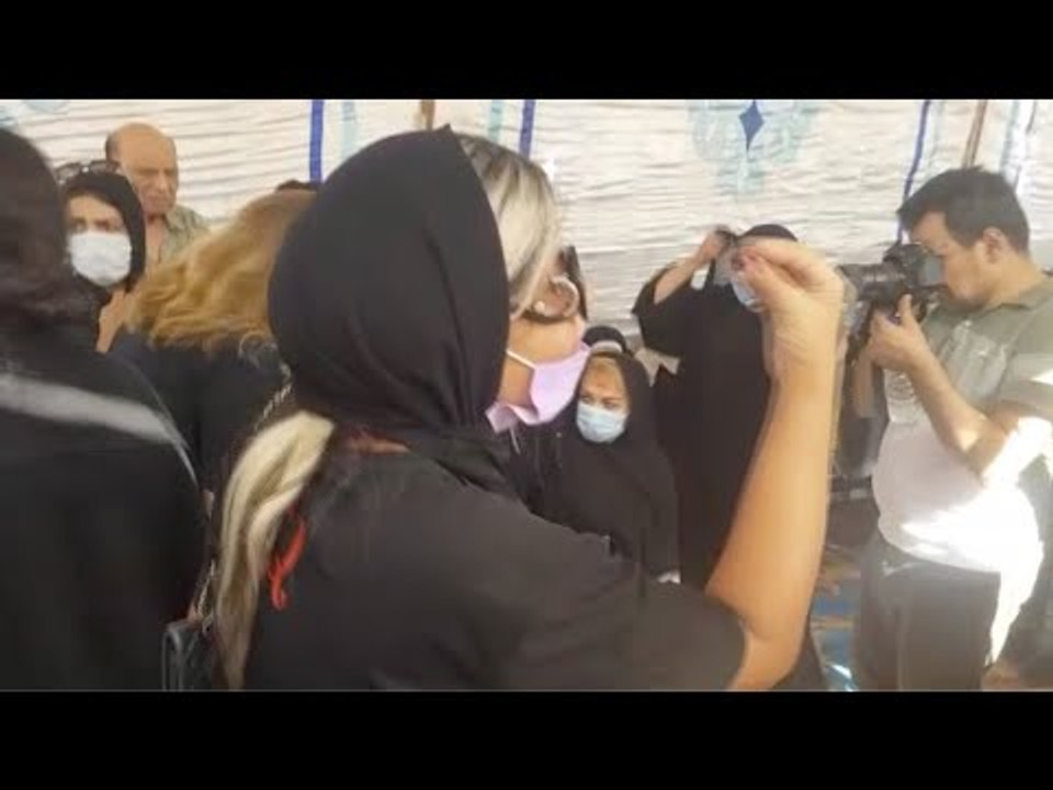 جنازة محمود ياسين | بوسي شلبي تحذر المصورين أثناء دفن جثمان محمود ياسين :  كورونا شادة حيلها