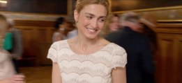 C'est quoi cette famille ? : Julie Gayet se marie dans un extrait du film (VIDÉO)